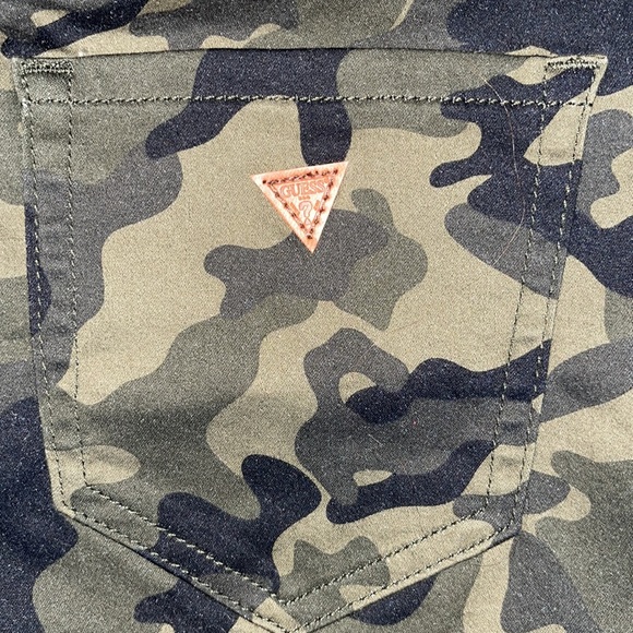 GUESS Short - Picture 4 of 5